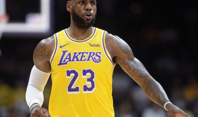  詹姆斯常规赛总得分突破四万分大关  