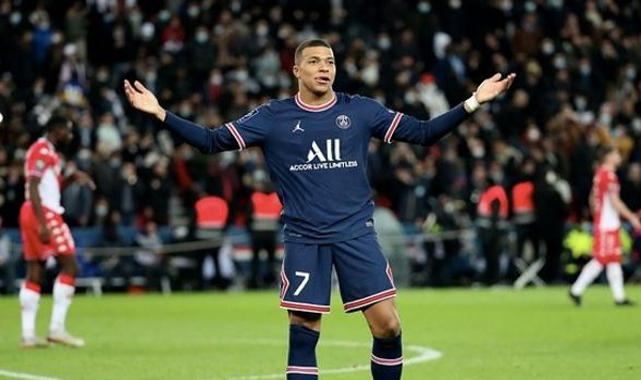  姆巴佩梅开二度助球队取胜，法甲射手榜强势登顶  