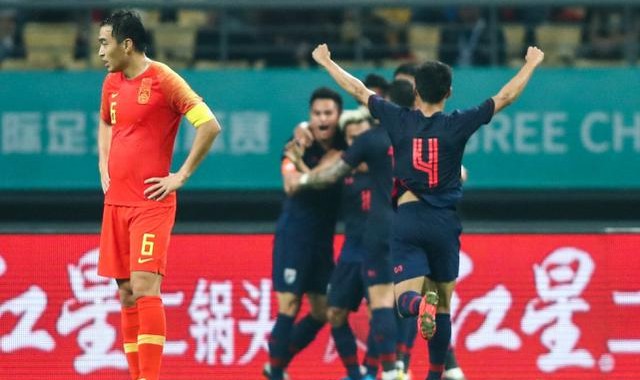  曼联争议红牌引热议，B费染红离场球队惨遭绝杀  