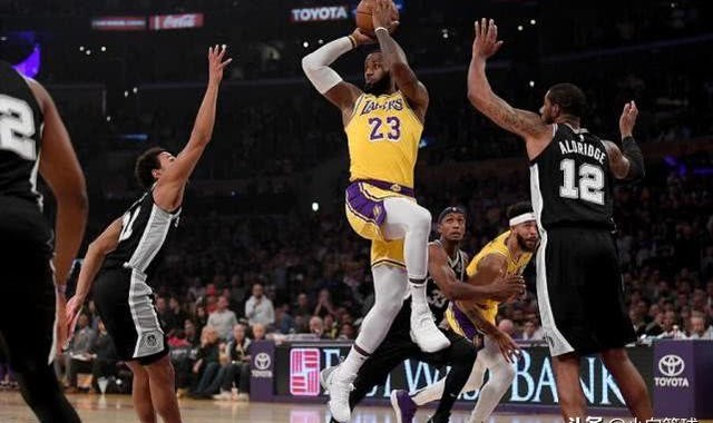  詹姆斯三双助湖人险胜马刺  