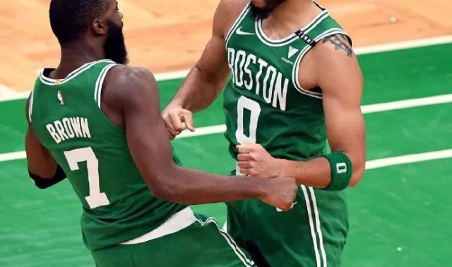  塔图姆35分绿军横扫猛龙  