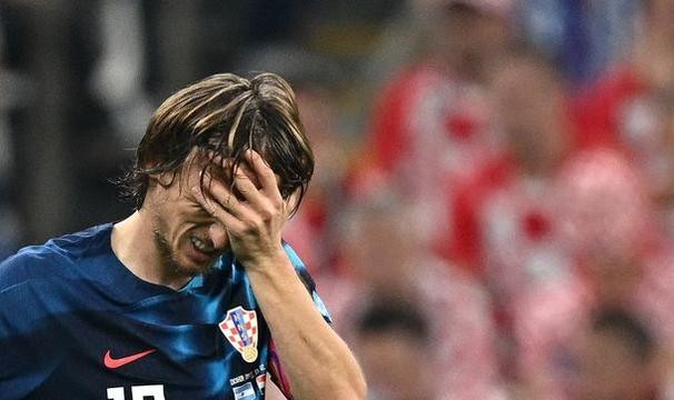  尼斯主帅赛后炮轰裁判，争议判罚引发舆论风波  